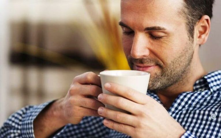 Mężczyzna pije herbatę z wierzby, aby zwiększyć potencję